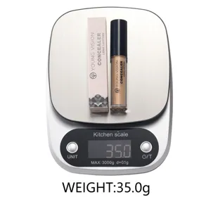 Υγρό concealer με συσκευασία σε ζυγαριά που δείχνει το καθαρό βάρος για λεπτομέρειες καλλυντικών.