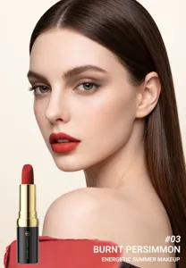 Primer plano de lápiz labial mate aterciopelado con pigmentos ricos y tono elegante.