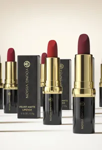 Vista detallada del lápiz labial mate de terciopelo en elegante diseño negro y oro.