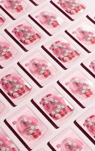 Tragbare Einweg-Reinigungsöl Mini-Flaschen, sanfter Make-up-Entferner in rosa Verpackung.
