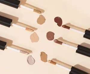 Λεπτομέρεια υγρού concealer και contour με πολλαπλές αποχρώσεις και υφές για το μακιγιάζ.