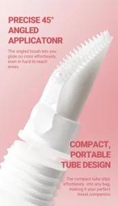 Gedetailleerde close-up van de schuine siliconen borstelapplicator voor nauwkeurige make-up.