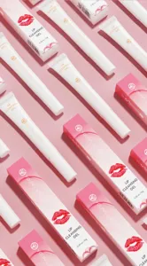 Detailopname van Young Vision lipreinigingsgel tubes in roze verpakking, nette opstelling.