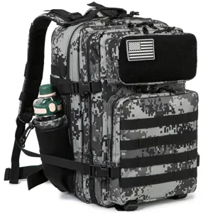 Vue detaillee du sac a dos tactique avec motif camouflage numerique, sangle MOLLE et poche.