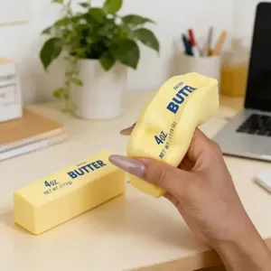 Vista detallada de un juguete antiestres en forma de mantequilla amarilla para relajarse.