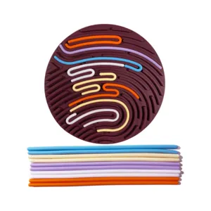 Tavola attività sensoriale in silicone giocattolo fidget con stringhe per bambini ansia.
