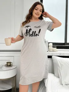 Dettaglio camicia da notte grafica grigia taglia comoda, abbigliamento rilassante a maniche corte.