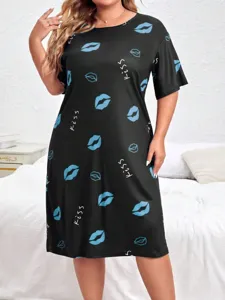 Primo piano della camicia da notte taglia forte con motivo labbra e testo bacio.