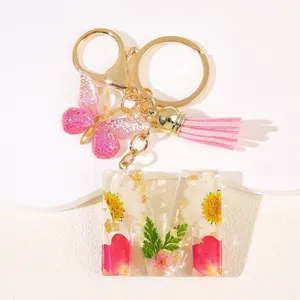 Epoxidharz Getrocknete Blume Buchstabe M Schlüsselanhänger mit Rosa Schmetterling Quaste Goldring