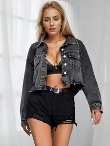Close-up van kort verwassen denim jasje met gerafelde zoom en klassieke reverskraag.