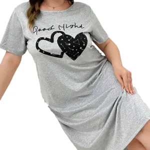 Camicia da notte grigia da donna a maniche corte taglia forte, comodo abito da sonno con stampa.