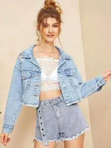 Lichtblauwe korte denim jas met rafelige randen, stoere gescheurde details en stijlvolle reverskraag.