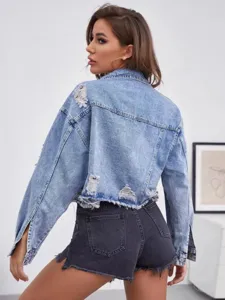 Gescheurde lichtblauwe denim korte jas voor dames, casual spijkerjack met franjes en lange mouwen.