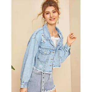 Korte, verwassen spijkerjas met gerafelde zoom voor dames, stijlvolle lichtblauwe bovenkleding.