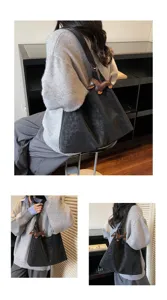 Retro minimalistische grote schoudertas met een schattige teckel hanger voor dames.