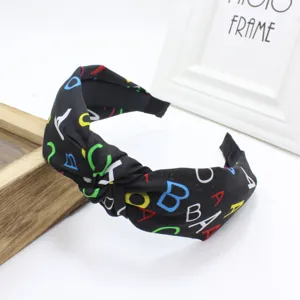 Bandeau en tissu noir avec imprimé de lettres colorées, serre-tête large élégant pour femmes.