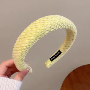 Bandeau en tricot jaune clair avec étiquette fait main, accessoire élégant pour femmes.