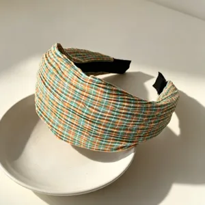Retro pleated plaid headband for women, fashionable fabric hair accessory, daily styling.