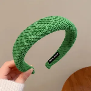 Serre-tête large en tricot vert pour femmes, accessoire de coiffure élégant et tendance.
