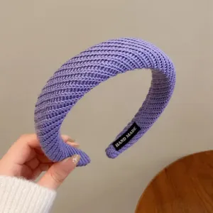 Serre-tête large en tricot violet montrant une texture douce, design élégant de cerceau de cheveux.