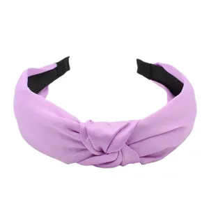 Lila Stoff Haarreif Detailansicht mit weicher Textur und sauberem Knoten-Design für Damen.