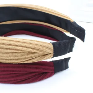 Knitted wide headband detail view, soft ribbed fabric, comfortable daily hair accessory for women.