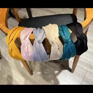 Vista detallada de diademas anchas con nudo para mujer en varios colores elegantes.