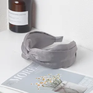 Diadema de terciopelo gris detalle, banda ancha retro para un estilo elegante.