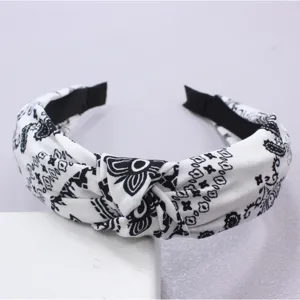 Nahaufnahme der Textur und handwerklichen Details des schwarz-weißen Paisley-Stirnbands.