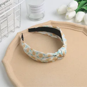 Sweet floral knotted headband for women, stylish daily hair accessory, fresh spring style.