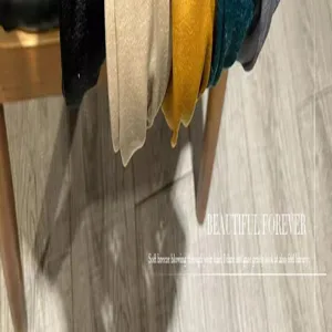 Detailaufnahme der modischen breiten Stoffhaarreifen dekoriert auf hölzernem Hocker.
