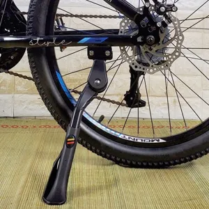 Detail van de verstelbare zwarte fietsstandaard met stevige aluminium constructie.