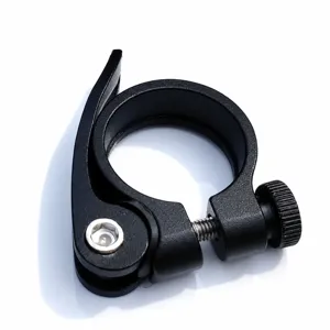 Gros plan détaillé du collier de tige de selle de vélo noir avec levier rapide et bouton.