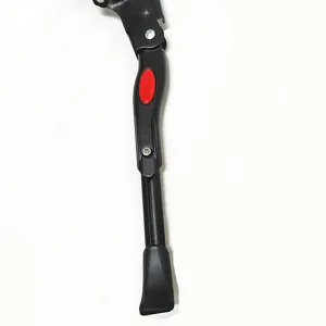Dettaglio del cavalletto per bici regolabile con struttura in metallo robusta e piedino antiscivolo.