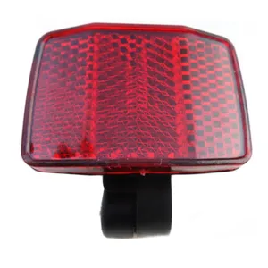 Riflettore posteriore per bicicletta rosso resistente con staffa di montaggio sicura.
