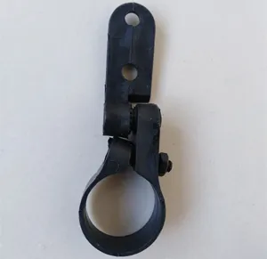 Vista dettagliata del supporto in plastica per catarifrangente bici, morsetto nero per parti.