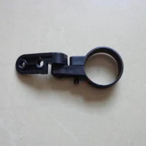 Dettaglio del supporto in plastica nera per fanale bici con fori e morsetto ad anello.