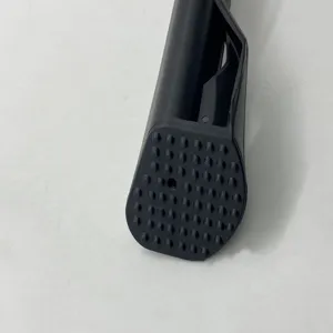 Fietsstandaard voet detailweergave, zwarte antislip rubberen basis met structuur.