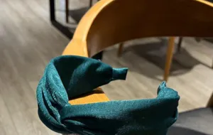 Dunkelgrünes Samt Knoten Haarreif Detail Ansicht, breites modisches Damen Haaraccessoire.