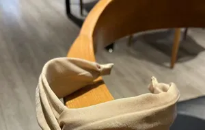 Nahaufnahme des breiten geknoteten Stoffhaarreifs in Hellkhaki, schlicht und vielseitig.