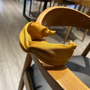 Diadema de tela amarillo mostaza con nudo ancho accesorio para el pelo de mujer