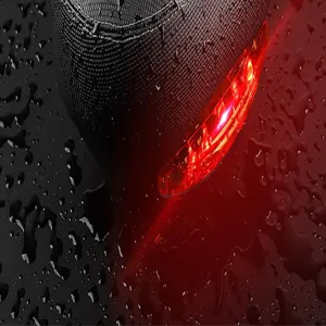 Vista dettagliata della sella da bici impermeabile con luce posteriore rossa per la sicurezza notturna.