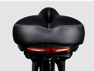 Primo piano della sella per bici comoda, design spesso con luce posteriore e molle.