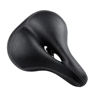 Sella da bici nera ergonomica con cuciture bianche, design ispessito per una guida confortevole.
