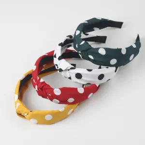 Lot de quatre serre-têtes en tissu noué avec motif à pois classique pour femmes.
