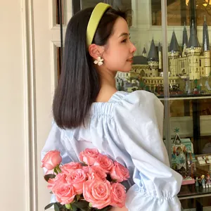Detailansicht des trendigen hellgrünen Schwamm-Haarreifs, stilvolles Lifestyle-Haaraccessoire.