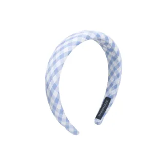 Détail de serre-tête rembourré à carreaux vichy bleu et blanc, cerceau rétro chic.