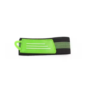 Detail van fietsbroekband met zwarte elastische band en felgroen siliconen label.