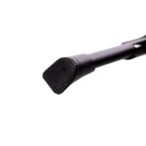 Dettaglio piede cavalletto bici, design antiscivolo in gomma nera per mountain bike.