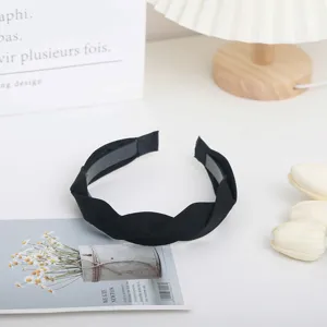 Cerchietto intrecciato nero da donna, fascia per capelli minimalista per look quotidiano.